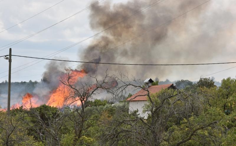 Zbog požara je zatvorena i autocesta