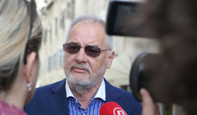 plit – Predsjednicki kandidat Ivan Rude druzio se danas s gradjanima na splitskoj rivi, nakon cega je dao izjavu za medije. Photo: Ivo Cagalj/PIXSELL