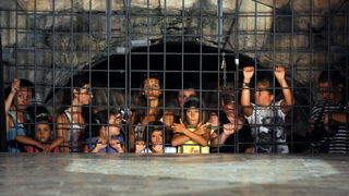 Split, 200812.
Tradicionalni “Dani Dioklecijana” koji se u Splitu uprilicuju zadnjih godina dozivljavaju svoju ekspanziju svake godine pa se tako i na vecerasnjoj manifestaciji zatvaranja natiskao prepun Peristil gdje se car Dioklecijan oprostio od svojih Split, 200812.
Tradicionalni “Dani Dioklecijana” koji se u Splitu uprilicuju zadnjih godina dozivljavaju svoju ekspanziju svake godine pa se tako i na vecerasnjoj manifestaciji zatvaranja natiskao prepun Peristil gdje se car Dioklecijan oprostio od svojih