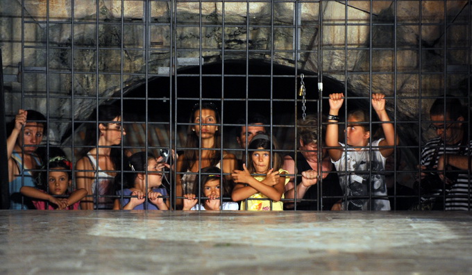 Split, 200812.
Tradicionalni “Dani Dioklecijana” koji se u Splitu uprilicuju zadnjih godina dozivljavaju svoju ekspanziju svake godine pa se tako i na vecerasnjoj manifestaciji zatvaranja natiskao prepun Peristil gdje se car Dioklecijan oprostio od svojih Split, 200812.
Tradicionalni “Dani Dioklecijana” koji se u Splitu uprilicuju zadnjih godina dozivljavaju svoju ekspanziju svake godine pa se tako i na vecerasnjoj manifestaciji zatvaranja natiskao prepun Peristil gdje se car Dioklecijan oprostio od svojih