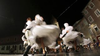 18.07.2013., Zadar – Na Poljani Sime Budinica odrzan je koncert plesnog ansambla Lado gdje su gradjani, ali i mnogobrojni turisti, uzivali gledajuci ples u narodnim nosnjama. Photo: Filip Brala/PIXSELL Autor  Filip Brala/PIXSELL KLJUČNE RIJEČI  narodne