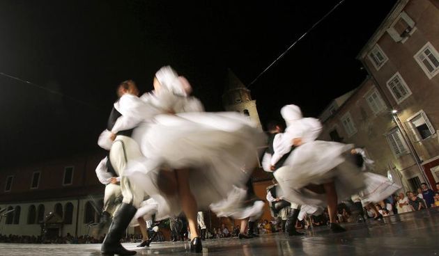 18.07.2013., Zadar – Na Poljani Sime Budinica odrzan je koncert plesnog ansambla Lado gdje su gradjani, ali i mnogobrojni turisti, uzivali gledajuci ples u narodnim nosnjama. Photo: Filip Brala/PIXSELL Autor  Filip Brala/PIXSELL KLJUČNE RIJEČI  narodne