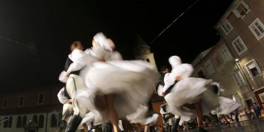 18.07.2013., Zadar – Na Poljani Sime Budinica odrzan je koncert plesnog ansambla Lado gdje su gradjani, ali i mnogobrojni turisti, uzivali gledajuci ples u narodnim nosnjama. Photo: Filip Brala/PIXSELL Autor Filip Brala/PIXSELL KLJUČNE RIJEČI narodne 18.07.2013., Zadar – Na Poljani Sime Budinica odrzan je koncert plesnog ansambla Lado gdje su gradjani, ali i mnogobrojni turisti, uzivali gledajuci ples u narodnim nosnjama. Photo: Filip Brala/PIXSELL Autor Filip Brala/PIXSELL KLJUČNE RIJEČI narodne
