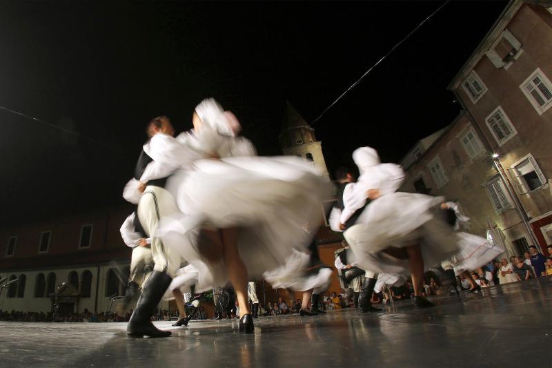 18.07.2013., Zadar – Na Poljani Sime Budinica odrzan je koncert plesnog ansambla Lado gdje su gradjani, ali i mnogobrojni turisti, uzivali gledajuci ples u narodnim nosnjama. Photo: Filip Brala/PIXSELL Autor  Filip Brala/PIXSELL KLJUČNE RIJEČI  narodne
