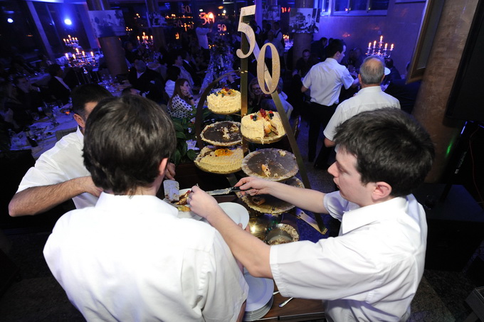 Zadar, 280213.
Poznati restoran Niko na zadarskoj Puntamici je veceras uz bogatu veceru i pjesmu brojnih izvodjaca sa svojim prijateljima i cestim gostima proslavio 50 godina od otvorenja. Na veceri su se pojavili brojni kumovi restorana kroz godine poput