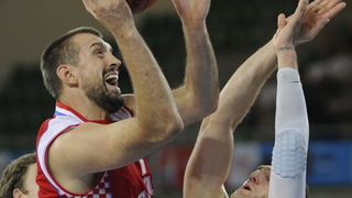 Bydgoszcz, 150909.
Dvorana Sport Arena Luczniczka.
Europsko prvenstvo u kosarci u Poljskoj, drugi krug natjecanja po skupinama 3. kolo grupe E, utakmica izmedju Hrvatske i Njemacke odlucujuca za ulazak u cetvrtfinale.
Na slici: Nikola Vujcic u skoku s lop