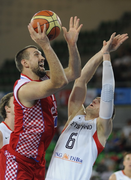 Bydgoszcz, 150909.
Dvorana Sport Arena Luczniczka.
Europsko prvenstvo u kosarci u Poljskoj, drugi krug natjecanja po skupinama 3. kolo grupe E, utakmica izmedju Hrvatske i Njemacke odlucujuca za ulazak u cetvrtfinale.
Na slici: Nikola Vujcic u skoku s lop