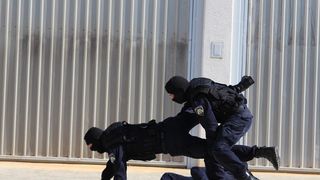 U prigodi Dana hrvatske policije i njihovog zaštitnika Sv.Mihovila danas je u PU Zadarskoj održana prigodna svečanost.U nastavku svečanosti, pokaznu vježbu samoobrane izveli su pripadnici interventne jedinice PU Zadarske te su podijeljena priznanja nagrađ U prigodi Dana hrvatske policije i njihovog zaštitnika Sv.Mihovila danas je u PU Zadarskoj održana prigodna svečanost.U nastavku svečanosti, pokaznu vježbu samoobrane izveli su pripadnici interventne jedinice PU Zadarske te su podijeljena priznanja nagrađ