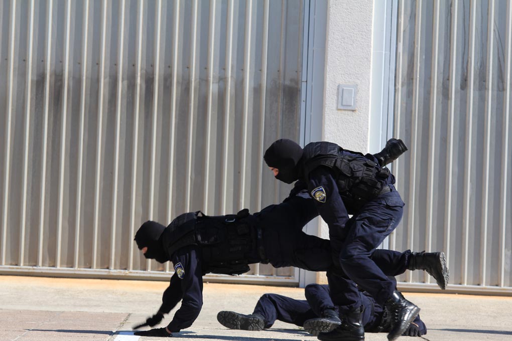 U prigodi Dana hrvatske policije i njihovog zaštitnika Sv.Mihovila danas je u PU Zadarskoj održana prigodna svečanost.U nastavku svečanosti, pokaznu vježbu samoobrane izveli su pripadnici interventne jedinice PU Zadarske te su podijeljena priznanja nagrađ U prigodi Dana hrvatske policije i njihovog zaštitnika Sv.Mihovila danas je u PU Zadarskoj održana prigodna svečanost.U nastavku svečanosti, pokaznu vježbu samoobrane izveli su pripadnici interventne jedinice PU Zadarske te su podijeljena priznanja nagrađ