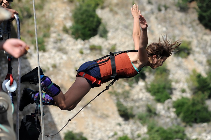 Maslenicki most, Zadar, 010712.
Doris Pincic, zvijezda Larinog izbora, svojim skokom je otvorila sezonu bungee skokova sa Maslenickog mosta. Svake godine sezona skokova se otvara skokovima poznatih osoba i novinara.
Na fotografiji: Doris Pincic.
Foto: Luk