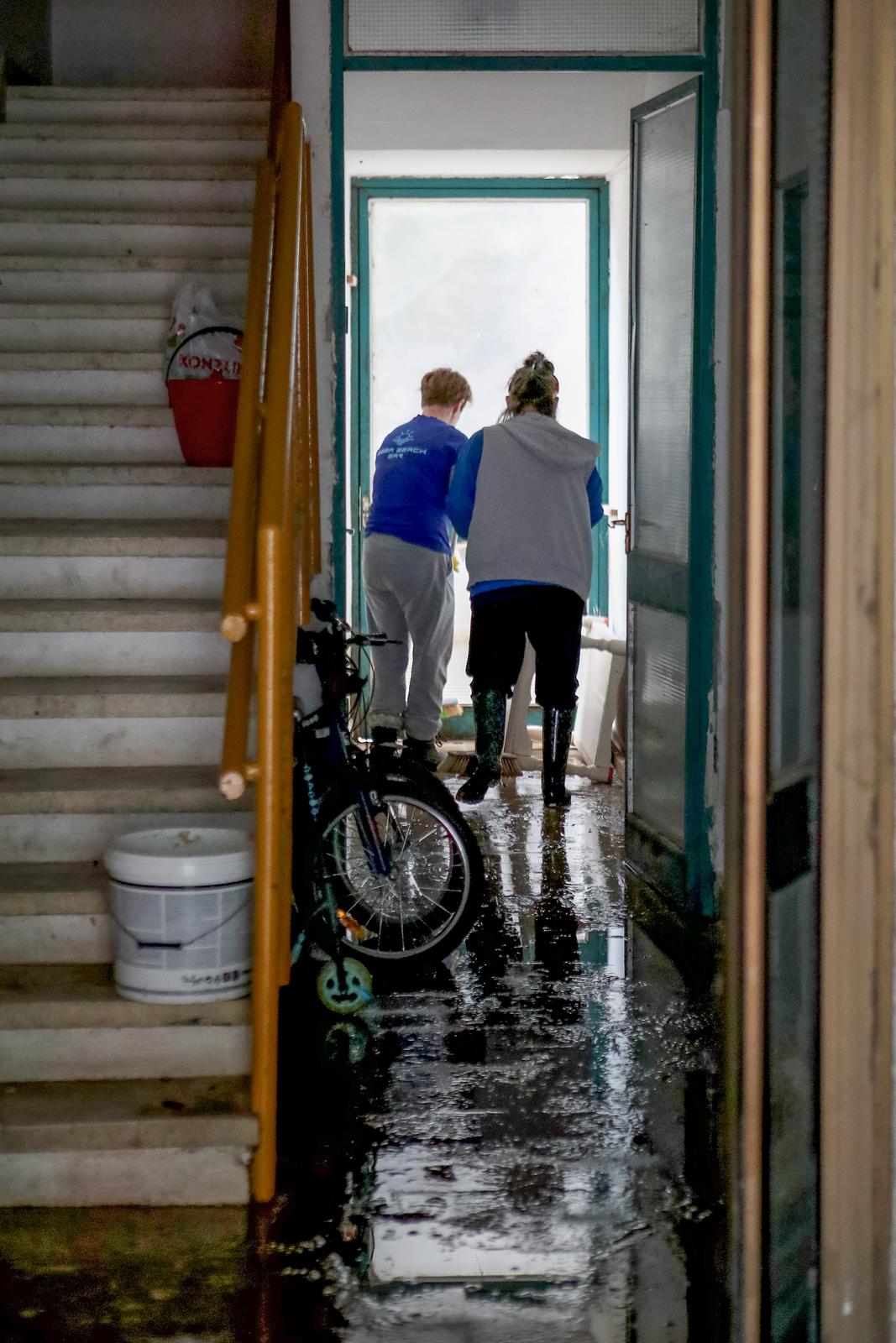 Obrovac: Poplava se polako povlači, stanovnici spašavaju stvari iz domova