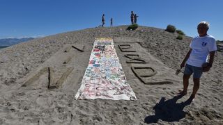 Uz vodstvo kipara mentora na plažama su djeca i odrasli gradili poznate ninske crkvice, glagoljaške natpise i druge figure