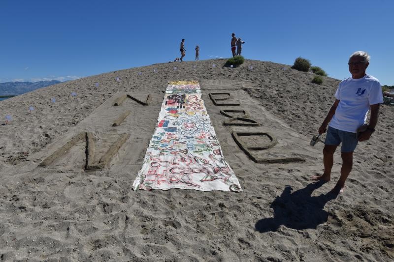 Uz vodstvo kipara mentora na plažama su djeca i odrasli gradili poznate ninske crkvice, glagoljaške natpise i druge figure