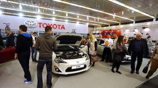 Posjetitelji razgledavaju modele automobila na Zagreb Auto Showu  koji se održava na zagrebačkom Velesajmu.  Photo: Borna Filić/PIXSELL