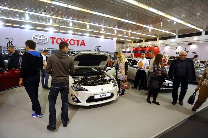 Posjetitelji razgledavaju modele automobila na Zagreb Auto Showu  koji se održava na zagrebačkom Velesajmu.  Photo: Borna Filić/PIXSELL
