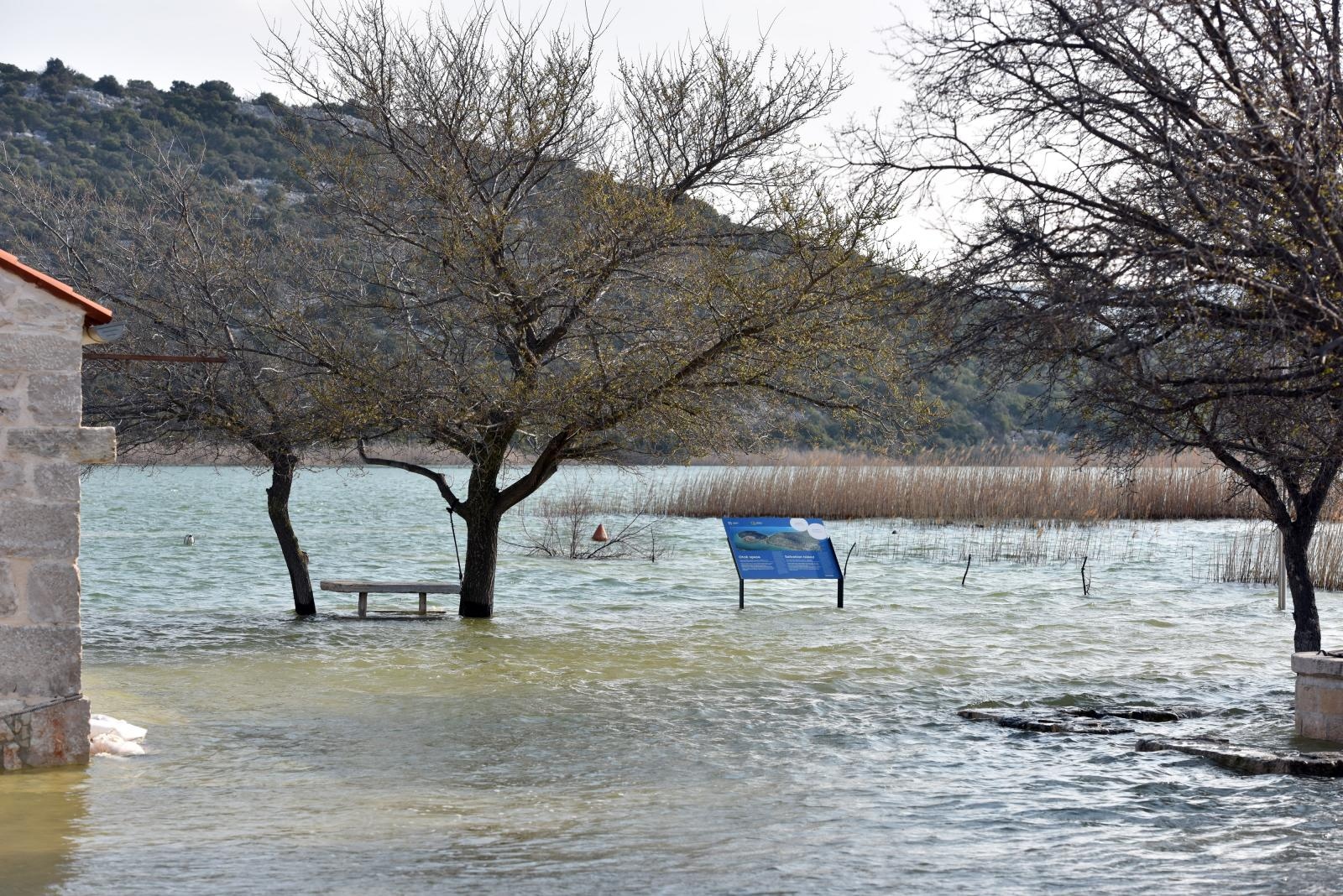 Nezapamćeno visoka razina vodostaja Vranskog jezera Nezapamćeno visoka razina vodostaja Vranskog jezera