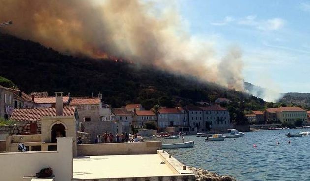 Požar na Visu prijeti kućama, foto: dalmacijanews.hr