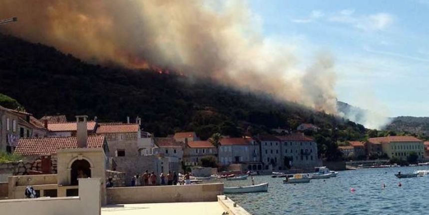 Požar na Visu prijeti kućama, foto: dalmacijanews.hr Požar na Visu prijeti kućama, foto: dalmacijanews.hr