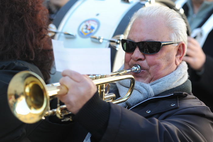 Zadar, 221212.
Predblagdansko subotnje jutro na zadarskom Poluotoku bilo je bogato raznim dogadjanjima. U isto vrijeme su zadarski zborovi, limena glazba i pojedini pjevaci udruzili snage te izvodili Bozicne pjesme.
Na fotografiji: gradska limena glazba. Zadar, 221212.
Predblagdansko subotnje jutro na zadarskom Poluotoku bilo je bogato raznim dogadjanjima. U isto vrijeme su zadarski zborovi, limena glazba i pojedini pjevaci udruzili snage te izvodili Bozicne pjesme.
Na fotografiji: gradska limena glazba.