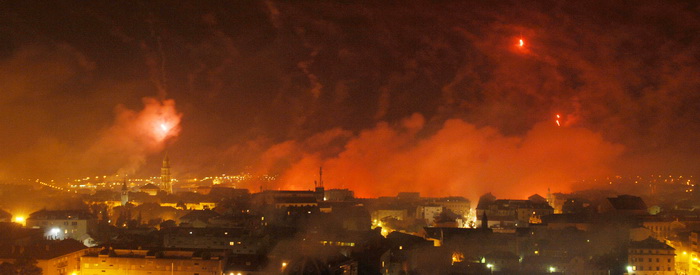 Split, 130211.
Povodom stote obljetnice NK Hajduk navijacka skupina Torcida organizirala je vatromet po cijelom gradu.
Foto: Josko Supic / CROPIX Split, 130211.
Povodom stote obljetnice NK Hajduk navijacka skupina Torcida organizirala je vatromet po cijelom gradu.
Foto: Josko Supic / CROPIX