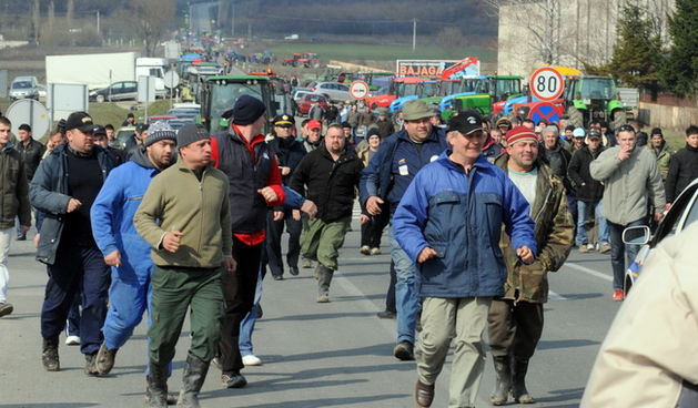 Vinkovci, 070310.
Seljaci koji su napravili blokadu traktorima juzne vinkovacke obilaznice krenuli su prema Vinkovcima. Zaustavljeni su nakon nekoliko stotina metara dolaskom interventne policije. 
Na fotografiji: Prilikom intervencije doslo je do nagurav