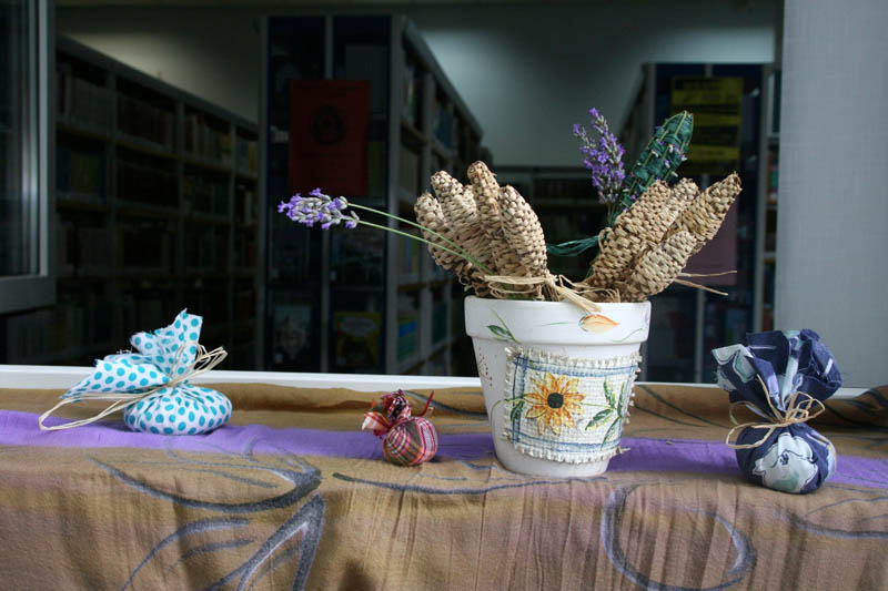 Danas je održana kreativna radionica za velike i male u organizaciji Dječjeg odjela Gradske knjižnice Zadar: izrada stručaka i jastučića od lavande od 10-12 h. Radionicu je vodila gospođa Jadranka Plantak. Foto by Lucija Juravic Danas je održana kreativna radionica za velike i male u organizaciji Dječjeg odjela Gradske knjižnice Zadar: izrada stručaka i jastučića od lavande od 10-12 h. Radionicu je vodila gospođa Jadranka Plantak. Foto by Lucija Juravic