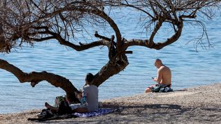 Prvi kupači na zadarskoj plaži Kolovare