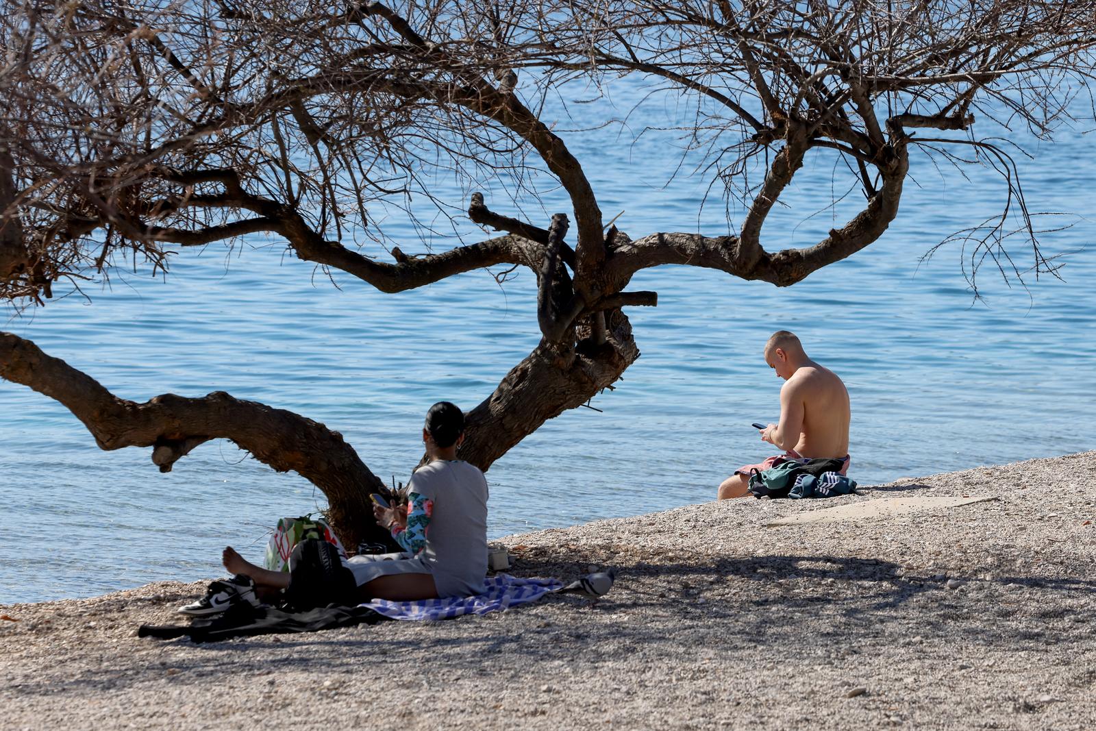 Prvi kupači na zadarskoj plaži Kolovare