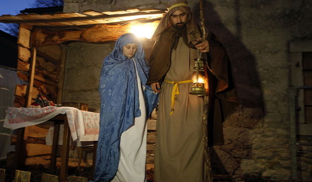 Gracisce, 060112.
U Graciscu na Sveta Tri Kralja cetvrti puta po redu odrzane su zive jaslice. U organizaciji Zivih jaslica sudjeluje oko 120 sudionika. Kroz ulice Gracisca povorka se kretala uz popratne radionice (stolar, bacvar, kovac, pastiri, cuvari g