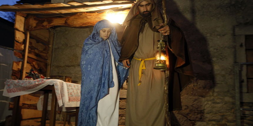 Gracisce, 060112.
U Graciscu na Sveta Tri Kralja cetvrti puta po redu odrzane su zive jaslice. U organizaciji Zivih jaslica sudjeluje oko 120 sudionika. Kroz ulice Gracisca povorka se kretala uz popratne radionice (stolar, bacvar, kovac, pastiri, cuvari g