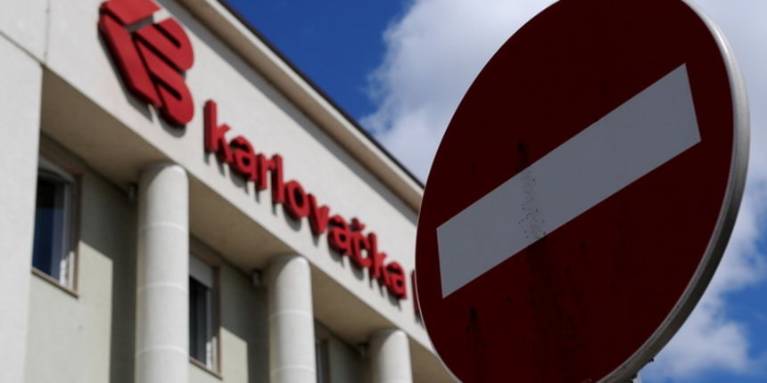 Karlovac, 100413.
Zgrada centralne poslovnice Karlovacke banke.
Na slici: Karlovacka banka.
Foto: Robert Fajt / CROPIX Karlovac, 100413.
Zgrada centralne poslovnice Karlovacke banke.
Na slici: Karlovacka banka.
Foto: Robert Fajt / CROPIX