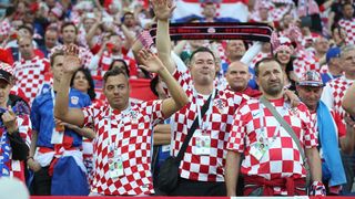 Veseli hrvatski navijači u kockicama ispunili Baltik Arenu u Kalinjingradu Veseli hrvatski navijači u kockicama ispunili Baltik Arenu u Kalinjingradu