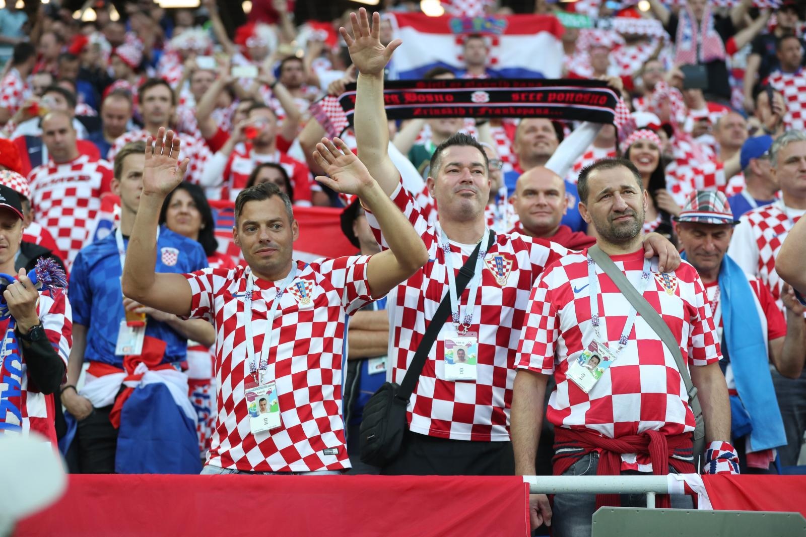 Veseli hrvatski navijači u kockicama ispunili Baltik Arenu u Kalinjingradu Veseli hrvatski navijači u kockicama ispunili Baltik Arenu u Kalinjingradu