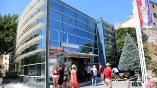 Skradin pun turista, za posjet Nacionalnom parku Krka čeka se u redu Skradin pun turista, za posjet Nacionalnom parku Krka čeka se u redu