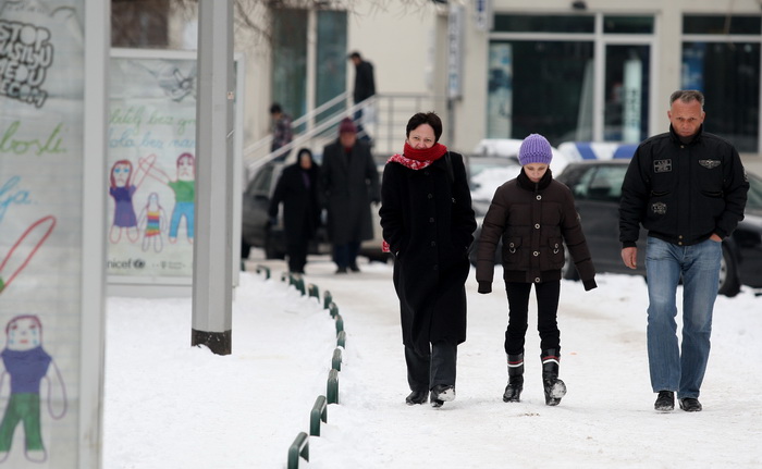 Zadar, 060212.
Iako je snjeg stao padati prije dva dana Zadar je jos uvijek pod bijelim pokrivacem, a niske temperature stvorile su poledicu.Sve glavne prometnice su ociscene osim onih prilaznih koje bi gradjani trebali sami ocistiti, rijetki su oni koji Zadar, 060212.
Iako je snjeg stao padati prije dva dana Zadar je jos uvijek pod bijelim pokrivacem, a niske temperature stvorile su poledicu.Sve glavne prometnice su ociscene osim onih prilaznih koje bi gradjani trebali sami ocistiti, rijetki su oni koji