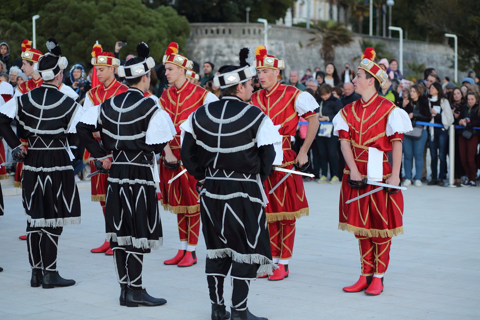 HGD Sv. Cecilija izvelo korčulanski viteški ples “Moreška” na Pozdravu suncu