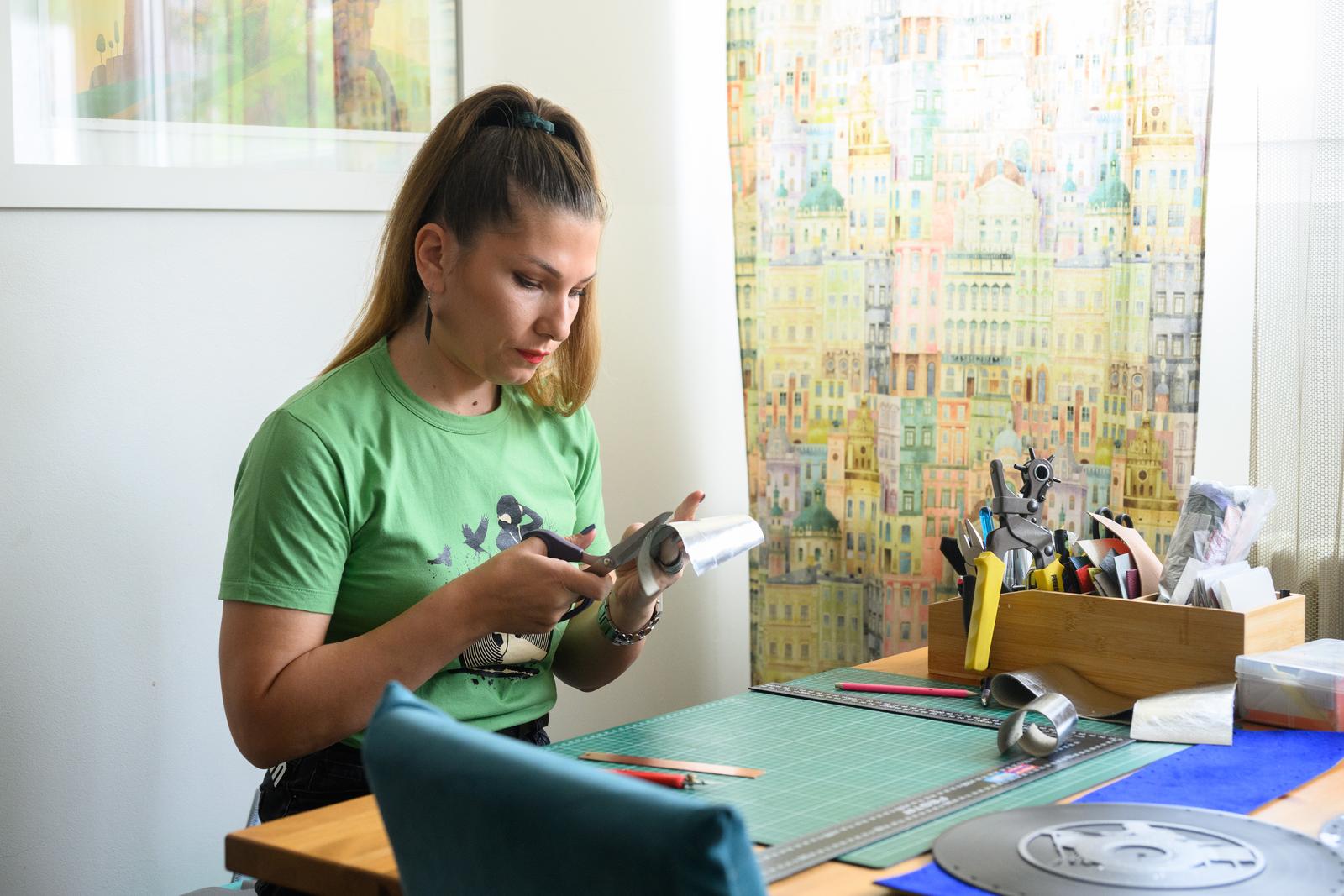 Miljana Jovičić proizvodi torbice od starih gramofonskih ploča