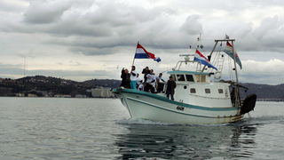 Umag, Savudrija, 071109.
Ribarski konvoj organiziran zbog protivljenja arbitraznom sporazumu sa slovenijom smatrajuci da bi njegovom primjenom Hrvatska mogla ostati bez dijela svog teritorijalnog mora juznije od crte sredine Savudrijske vale. Prosvjedoval Umag, Savudrija, 071109.
Ribarski konvoj organiziran zbog protivljenja arbitraznom sporazumu sa slovenijom smatrajuci da bi njegovom primjenom Hrvatska mogla ostati bez dijela svog teritorijalnog mora juznije od crte sredine Savudrijske vale. Prosvjedoval