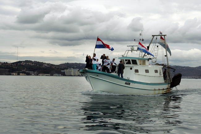 Umag, Savudrija, 071109.
Ribarski konvoj organiziran zbog protivljenja arbitraznom sporazumu sa slovenijom smatrajuci da bi njegovom primjenom Hrvatska mogla ostati bez dijela svog teritorijalnog mora juznije od crte sredine Savudrijske vale. Prosvjedoval Umag, Savudrija, 071109.
Ribarski konvoj organiziran zbog protivljenja arbitraznom sporazumu sa slovenijom smatrajuci da bi njegovom primjenom Hrvatska mogla ostati bez dijela svog teritorijalnog mora juznije od crte sredine Savudrijske vale. Prosvjedoval