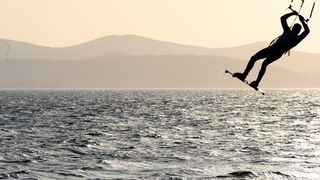 Zadar, 190312.
Dok neke od juga boli glava, ovaj kitesurfer jedva je docekao da zapuse.
Na fotografiji : Kitesurfer izvodi vratolomije u blizini zadarskih orgulja.
Foto : Andrija Lucic / cropix Zadar, 190312.
Dok neke od juga boli glava, ovaj kitesurfer jedva je docekao da zapuse.
Na fotografiji : Kitesurfer izvodi vratolomije u blizini zadarskih orgulja.
Foto : Andrija Lucic / cropix