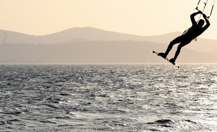 Zadar, 190312.
Dok neke od juga boli glava, ovaj kitesurfer jedva je docekao da zapuse.
Na fotografiji : Kitesurfer izvodi vratolomije u blizini zadarskih orgulja.
Foto : Andrija Lucic / cropix Zadar, 190312.
Dok neke od juga boli glava, ovaj kitesurfer jedva je docekao da zapuse.
Na fotografiji : Kitesurfer izvodi vratolomije u blizini zadarskih orgulja.
Foto : Andrija Lucic / cropix