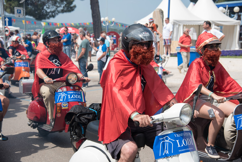 Spektakularni defile vespaša, foto: Vinko Pešić Spektakularni defile vespaša, foto: Vinko Pešić
