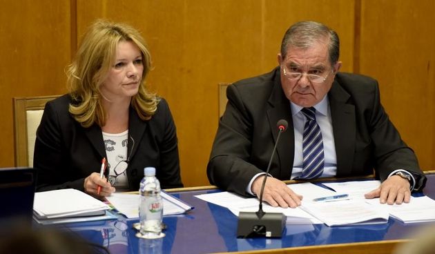 U gradskoj vijecnici u podne je pocela tematska sjednica na temu stanja u kosarkaskom klubu Zadar koji se trenutno nalazi u blokadi zbog visemilijunskih dugova. Gradonacelnik, Bozidar Kalmeta, Reno Sinovcic, Bozidar Skroce, Zivko Kolega, Elvira Sterle. Ph
