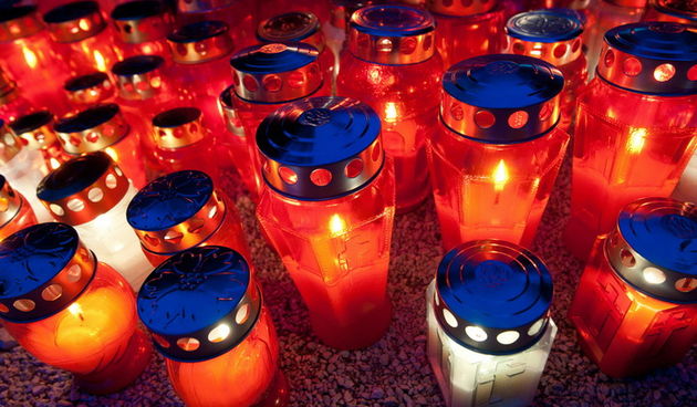 Zadar, 311011.
Na gradskom groblju u Zadru, dan pred blagdan Svih svetih, vecina ljudi vec je posjetila posljednja pocivalista svojih najmilijih, uredila grobove i zapalila svijece.
Foto: Luka Gerlanc / CROPIX