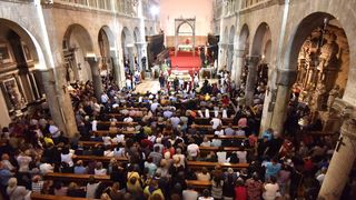 Velik broj vjernika sudjelovalo u procesiji u kojoj je nošeno tijelo Leopolda Bogdana Mandića od crkve Gospe od zdravlja do katedrale sv. Stošije Velik broj vjernika sudjelovalo u procesiji u kojoj je nošeno tijelo Leopolda Bogdana Mandića od crkve Gospe od zdravlja do katedrale sv. Stošije