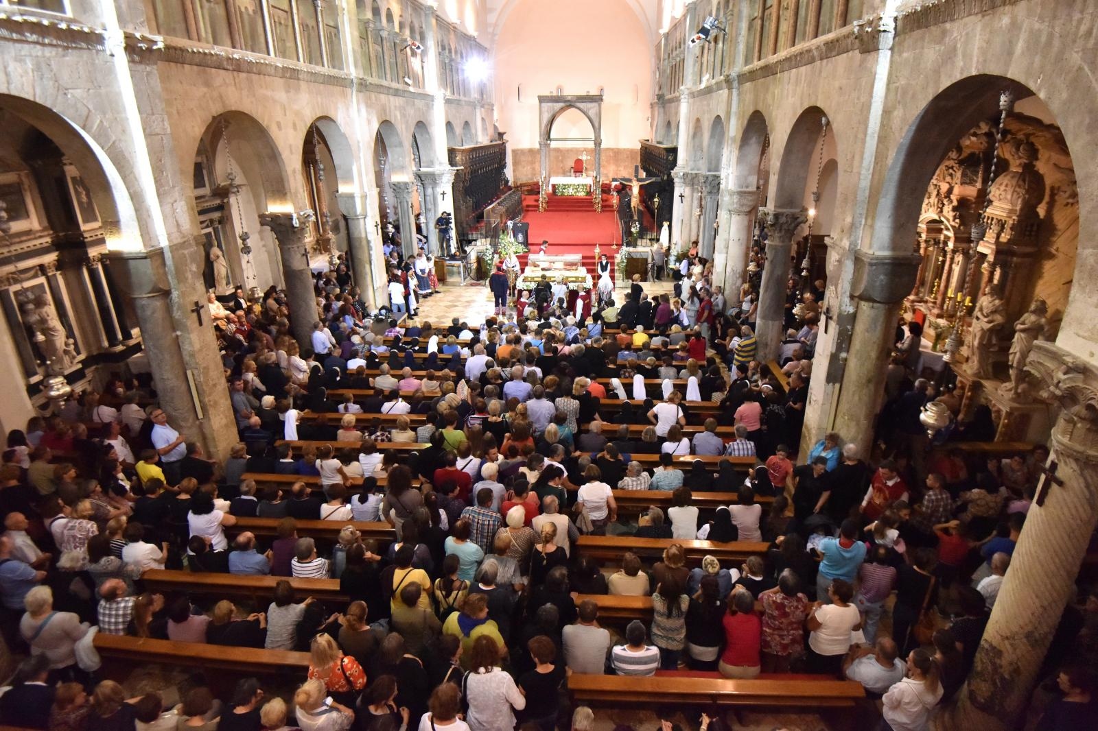 Velik broj vjernika sudjelovalo u procesiji u kojoj je nošeno tijelo Leopolda Bogdana Mandića od crkve Gospe od zdravlja do katedrale sv. Stošije Velik broj vjernika sudjelovalo u procesiji u kojoj je nošeno tijelo Leopolda Bogdana Mandića od crkve Gospe od zdravlja do katedrale sv. Stošije