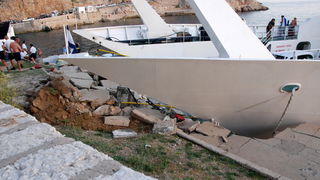 Jablanac, 170811.
U pomorskoj havariji trajekt Rapske plovidbe “Barbat” oko 18 sati, prilikom pristajanja u luku Jablanac ostao je bez pogona i udario u rivu koja je ujedno i mjesna plaza. Ozlijedjeno je sedam osoba. Ocevid je u tijeku.
Foto: Goran Novotn