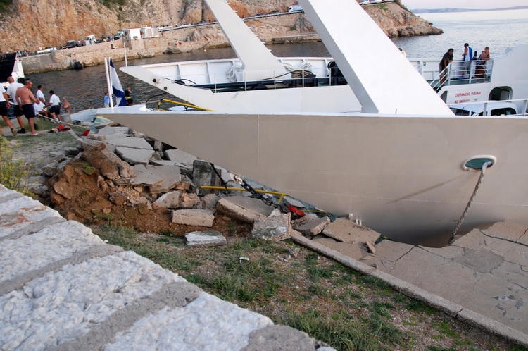 Jablanac, 170811.
U pomorskoj havariji trajekt Rapske plovidbe “Barbat” oko 18 sati, prilikom pristajanja u luku Jablanac ostao je bez pogona i udario u rivu koja je ujedno i mjesna plaza. Ozlijedjeno je sedam osoba. Ocevid je u tijeku.
Foto: Goran Novotn