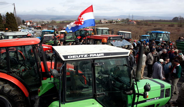 Seljaci su sa 200 traktora u znak prosvjeda zbog neisplacenih poticaja u 2008. godini i smanjenjem poticaja za ovu godinu od 40 posto, blokirali cestu u Ferovcu na krizanju za Pozegu, Slavonski Brod i Nasice. Foto: Zeljko Muzevic / EPEHA / CROPIX