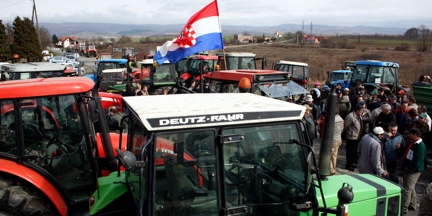Seljaci su sa 200 traktora u znak prosvjeda zbog neisplacenih poticaja u 2008. godini i smanjenjem poticaja za ovu godinu od 40 posto, blokirali cestu u Ferovcu na krizanju za Pozegu, Slavonski Brod i Nasice. Foto: Zeljko Muzevic / EPEHA / CROPIX Seljaci su sa 200 traktora u znak prosvjeda zbog neisplacenih poticaja u 2008. godini i smanjenjem poticaja za ovu godinu od 40 posto, blokirali cestu u Ferovcu na krizanju za Pozegu, Slavonski Brod i Nasice. Foto: Zeljko Muzevic / EPEHA / CROPIX